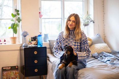 Buller er en rigtig skødehund, en vildbasse tilmed, og den kommer 20-årige Julie Damgaard til at savne rigtig meget, når hun til januar rejse fem måneder til Tanzania for at arbejde frivilligt på et børnehjem for forældreløse børn.