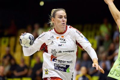 Emilie Arntzen ankom for et halvt år siden til Ikast Håndbold fra CSM Bukarest. Til sommer tager den norske bagspiller tilbage til Rumænien, når hun tiltræder hos Ramnicu Valcea.