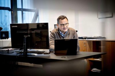 Silkeborg IF's sportschef Jesper Stüker bruger mange timer foran computeren før og under et transfervindue.