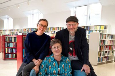 Britt Skjoldborg, Anne Juul Andersen og Frederik Schøler fortæller blandt andet om, hvilke temaer der har været toneangivende for bøgerne i 2025 og kommer også med deres anbefalinger, når de drager på turné med »Årets bøger«.
