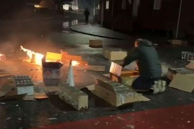 Borgerne i Sunds kunne nytårsnat se det vildeste krudtshow med fyrværkeri, der blev fyret af i krydset ved Rønne Alle og Sunds Hovedgade. Bag affyringen stod to venner, som havde besluttet sig for at give den gas med nytårskrudtet.