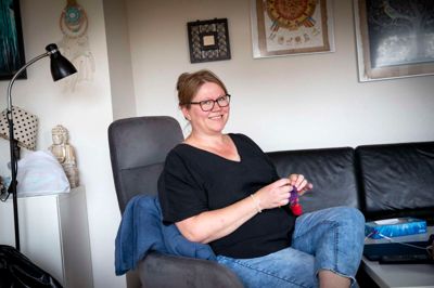 Camilla Busk nyder at strikke for en sag. Nu strikker hun til fordel for midtjyske krisecentre.