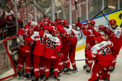 Jubelscenerne og følelserne, der skyllede gennem både spillerne og tilskuerne, da det danske landshold 22. maj slog selveste Canada og spillede sig i semifinalen ved VM i ishockey, vil aldrig gå i glemsel for de tilstedeværende i Jyske Bank Boxen. I aften fejres sportsåret 2025 samme sted, og ishockeylandsholdet er nomineret til to priser.