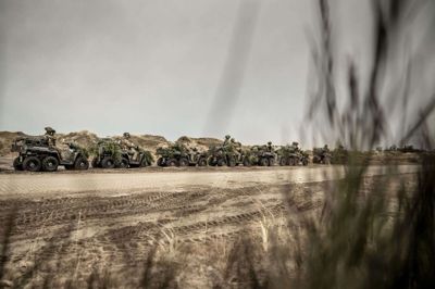 Soldater fra Slesvigske Fodregiment var på øvelse i Oksbøl Skyde- og øvelsesterræn i marts 2023. Forsvarsministeriets Materiel- og Indkøbsstyrelse (FMI) har anskaffet i alt otte ubemandede landkøretøjer, som hæren nu skal teste. (Arkivfoto).