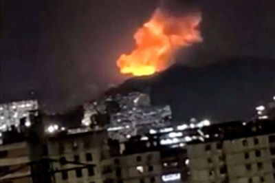 En røgsøjle stiger op over Caracas natten til lørdag lokal tid. Billedet er taget fra en video, som Reuters har modtaget fra en tredjepart.