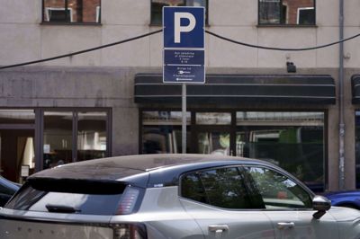 Der er sket en stor stigning i elbiler de seneste år, hvilket også kan ses i gadebilledet, hvor flere ladestandere og skilte til ladestandere er kommet til. Det kunne blandt andet ses i Borgergade i København 15. juli 2025. (Arkivfoto).