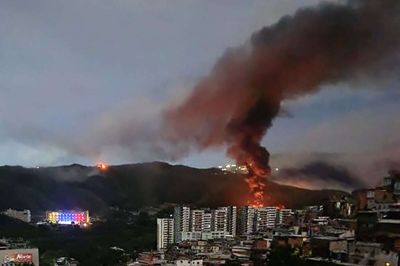 En brand er brudt ud ved Fuerte Tiuna, der er Venezuelas største militærbase, efter de amerikanske angreb. Foto: Str/Ritzau Scanpix