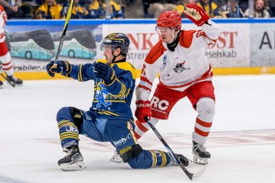 Kyle Maksimovich (t.v.) og Blue Fox besejrede lørdag Rødovre med 3-1.