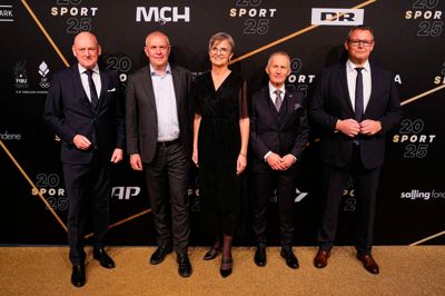Samarbejdspartnerne bag sportsshowet stillede op til et samlet foto. Fra venstre er det Georg Sørensen, administrerende direktør i MCH, Bjarne Corydon, generaldirektør i DR, Dorte West (V), borgmester i Herning Kommune, Hans Natorp, formand for Danmarks Idrætsforbund (DIF) og Lars Krarup, formand for Team Danmark.
