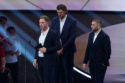 Morten Poulsen førte ordet, da de tre danske landsholdsspillere fra Herning Blue Fox modtog »Intet er umuligt«-prisen på vegne af hele landsholdet.