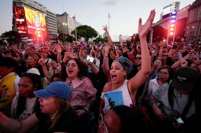 Der festes lørdag i gaderne i Argentinas hovedstad, Buenos Aires.