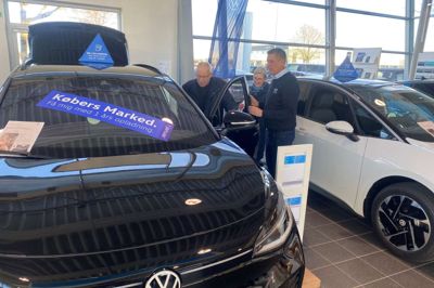 Leif og Karen Søndergaard kiggede på en ID.4, da de søndag lagde vejen forbi Volkswagen i Herning, og de fik kyndig vejledning af salgsrådgiver Jens Bjerregaard.