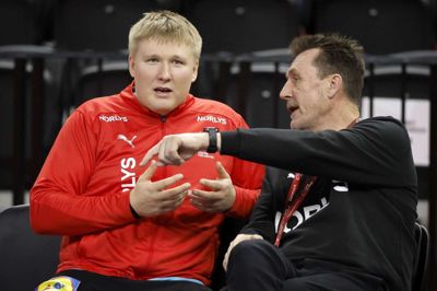 Landsholdets målmandstræner Michael Bruun (th.) - her sammen med Emil Nielsen - peger på klubbernes arbejde med målmændene som afgørende for, at de danske er så dygtige.