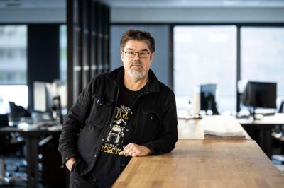 De små byer i Ikast-Brande Kommune bør arbejde sammen for at få flere tilflyttere, mener lokaljournalist Peter Hald.