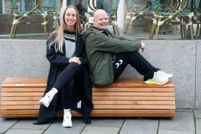Vennerne Pernille Kjellstrøm og Erik Kramer Johansen har kendt hinanden siden handelsskoletiden. Ved den kommende slutrunde får herningenserne det fysiske ansvar for dommerne, der skal i aktion i Boxen.