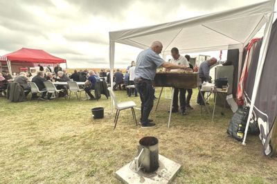 Løverne håndterede selv pølsegrillen, da Lions Fjends i juni 2025 for syvende gang inviterede til Mønsted Kro Marked.