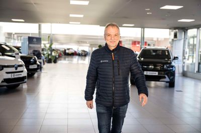 Erik Hove kalder sig selv for et gennemgående positivt menneske. Han har solgt biler gennem godt og vel fire årtier og kalder en god handel for én, hvor både køber og sælger smiler. Torsdag 8. januar fylder direktøren for Uggerhøj i Herning 60 år.