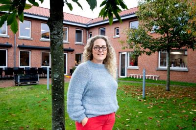 Jannie Rosendal bliver ny leder på Silkeborg Krisecenter. - Det bliver et vigtigt fokus for mig at bygge videre på det stærke arbejde, der allerede foregår på krisecentret, så kvinder og børn fortsat møder høj faglighed, tryghed og støtte i en svær periode af deres liv, siger hun.