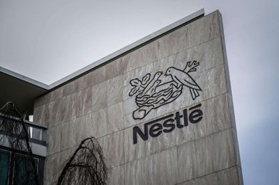 Nestlés logo ses på virksomhedens hovedkvarter i Vevey i Schweiz. Virksomheden producerer en lang række fødevarer, heriblandt modermælkserstatning. (Arkivfoto).