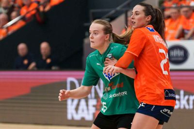 Astrid Lynnerup (t.v.) har været skarp på venstrefløjen i denne sæson. Den 24-årige midtjyde har scoret 65 mål i 10 ligakampe og scoret på 81,25 procent af sine skud. I næste sæson skal hun forsøge at overføre de kvaliteter til Ikast Håndbold.