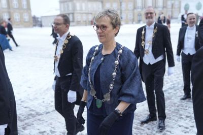 Her ankommer Ringkøbing-Skjerns nyvalgte borgmester Lone Andersen (V) til nytårskur i Kongehuset, og hun fik talt med både kong Frederik og dronning Mary til nytårskuren.