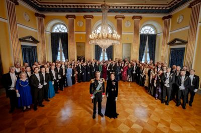 Fællesfoto af kong Frederik 10. og dronning Mary sammen med landets borgmestre og regionsrådsformænd til nytårskuren på Amalienborg mandag formiddag. Kan du finde Hernings borgmester Dorte West?