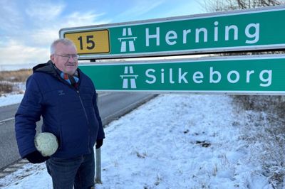 - Holdene bor både på Scandic i Herning og på Radisson i Silkeborg. Efter nogle af kampene er der dopingkontrol, og hvis spillerne ikke kan tisse, har vi en bil klar, der kan køre dem tilbage til hotellet, når det er klaret. Så behøver resten af holdet ikke at sidde og vente i bussen, siger John Haarup Laursen.