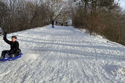 Med et lille bump i bunden af bakken var der basis for en god flyvetur på bobslæden, som man kan se på denne unge rodeo-rytter.