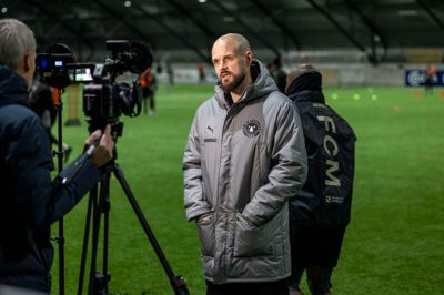 FCM-ledelsen ville have ændret udtrykket på holdet med en ny cheftræner, men nu ligner det, at gaspedalen bliver sluppet igen i løbet af kampene. Det vækker bekymring. Samtidig er sportschef Kristian Bach Bak i fuld gang med at hente nye navne ind. Vi følger spændt med og ser, om vi kan præsentere nye navne i næste uge. Ved avisens deadline var ingen nye navne offentliggjort.