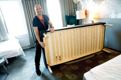 Hotelmanager Torben Rhode står med en af de 288 nye senge, der er indkøbt som led i en opgradering forud for EM-slutrunden. De gamle senge bliver nu givet videre til Blå Kors.