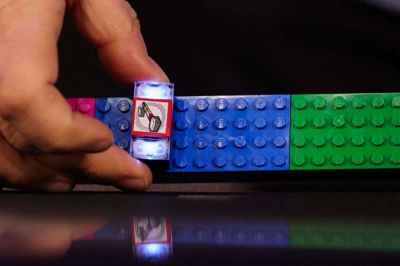 Legos nye klods ligner den klassiske Legoklods i størrelsen, men den kan skifte farve, alt efter hvad man sætter den fast på af andre klodser.