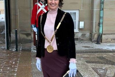 Borgmester Katrine Fusager Rohde iklædt den tunge borgmesterkæde til nytårskur hos regentparret den 5. januar.