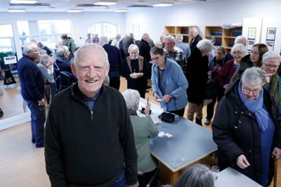 85-årige Edgar Jacobsen var en af de trofaste lokale pensionister, der var dukket op til nytårskuren. Han overvejede et madlavningskursus.