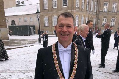Ikast-Brandes borgmester Ib Boye Lauritsen i stiveste puds på den sneklædte slots-plads ved Amalienborg i forbindelse med kongeparrets nyeste tradition: nytårskur for alle landets borgmestre.