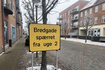 Sne og frost udsætter arbejdet i Bredgade mindst en uge. Arbejdet med at pille brolægningen op skulle være startet på mandag 12. januar.