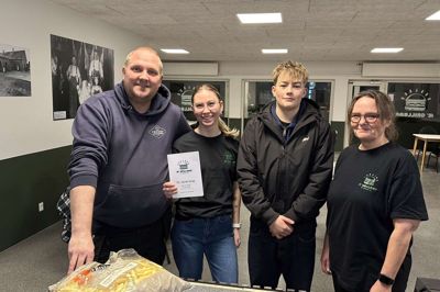 Kevin Due Christensen (tv) er direktør for Æ' Grillbar, mens Anita Larsen (th) bliver daglig leder. Mille Børsting bliver hendes højre hånd i noget, der svarer til en halvtidsstilling, mens den unge Marcus er en af de ungarbejdere, der har meldt sig i tjeneste, når Æ' Grillbar åbner fredag den 9. januar.