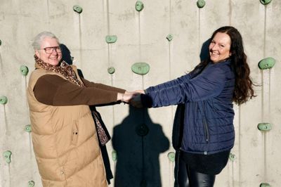 Samarbejde er vigtigt, når man skal holde styr på de mange frivillige til en stor slutrunde. Trine Lajgaard (t.v.) og Randi Faaborg-Hansen er to af kvinderne fra en gruppe med udgangspunkt i Hauge GIF, der har ansvaret for cirka 400 frivillige.