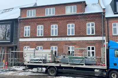 Håndværkerne er rykket ind på Ry Højskole, hvor bygningen »Folkevang« skal renoveres ude og inde.