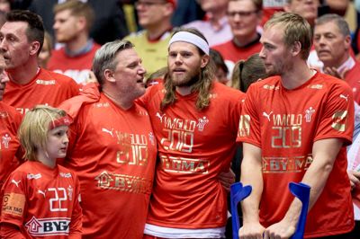 René Toft Hansens (t.h.) næstsidste slutrunde som landsholdsspiller var VM i 2019, som Danmark vandt på hjemmebane i Boxen. Ved det mesterskab blev stregkæmpen dog skadet i den sidste puljekamp mod Norge.