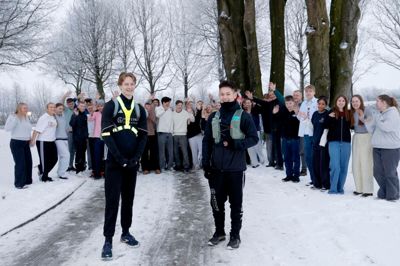 Mathias Wigh-Karlsen (t.v.) og Mathias Lahrmann Andersen blev sendt af sted fra Hestlund Efterskole af vennerne i den iskolde morgen. Løbeturen vil vare cirka 12 timer med pauser.