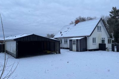 Fogedretten i Herning holder 23. januar tvangsauktion over denne villa fra 1953 på Faunbjergvej i Simmelkær. Huset har fået lukket for el, vand og varme - og er således blevet vintersikret til frostvejret.