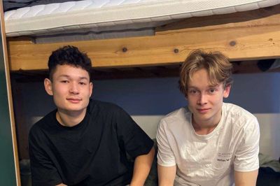 »Please, lad os nu sove«. Kroppene var udmattede, da de to seje løbere endelig nåede hjem på værelset efter henholdsvis 80 og 100 kilometers løb. Til venstre ses Mathias Lahrmann Karlsen, som løb 80. Mathias Wigh-Karlsen løb 100 kilometer.