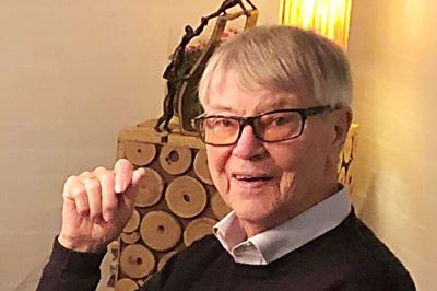 »Foto: Ole Lauritsen« står der stemplet på et væld af billeder i blandt andet Mediehuset Herning Folkeblads arkiv. Men at finde et foto af manden bag kameraet skulle vise sig at være noget sværere. Her er Ole Lauritsen dog fanget i en hyggelig stund.