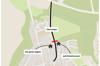 Den røde streg markerer, hvor det er, at Silkeborg Kommune foreslår, at Dæmningen spærres af. Øverst ses Ansvej.