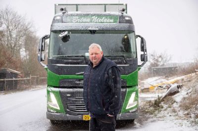 Brian Nielsens Volvo-lastbil er blot to år gammel, og den kan rigges om til at køre med forskellige ting.