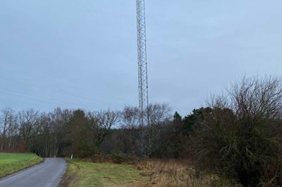 For et par uger siden blev den længe ventede mobilmast rejst på Ravnsøvej 80 umiddelbart nord for Jaungyde.
