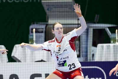 Lina Lützhøft har været en fast del af ligatruppen hele sæsonen, selvom hun stadig er U19-spiller. Nu har den talentfulde unge stregspiller indgået en ny treårig kontrakt med Ikast Håndbold.