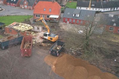 Der pågår p.t. et stort arbejde med at fjerne fire huse centralt i Sevel for at bane vej for en byggegrund til et nyt Sevel Butikshus. Her er man før jul i gang med at fjerne det første hus efter en omfattende miljøsanering.