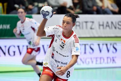 Jamina Roberts bombede løs, da Ikast Håndbold hentede årets anden storsejr. HØJ Elite blev sænket med ni mål i Ølstykke-Hallerne.