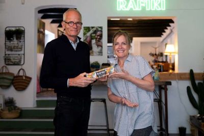 Stig Glent-Madsen og Maj Schiøtte Griffiths er parret bag firmaet Rafiki, der importerer lækkerier fra Uganda. Det fortæller de om i et foredrag på Fjandbohus tirsdag den 20. januar.